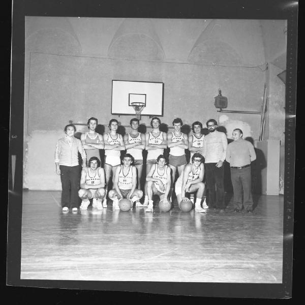 Ritratto di gruppo maschile - Pallacanestro - Squadra bancolese Pioggia Carnevali - Formazione e dirigenti