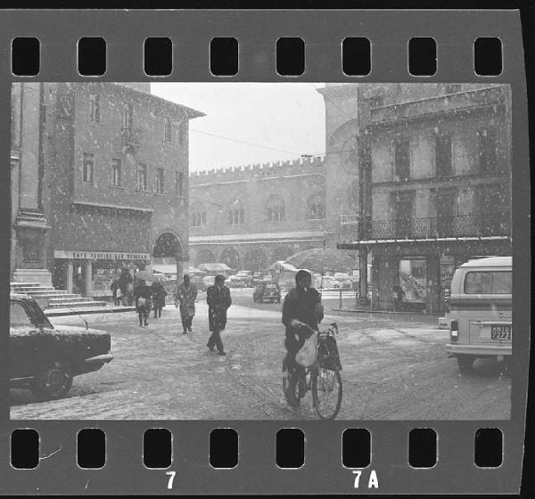 Mantova - Piazza Andrea Mantegna - Neve - Passanti