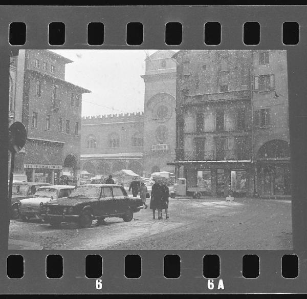 Mantova - Piazza Andrea Mantegna - Torre dell'Orologio - Neve - Passanti