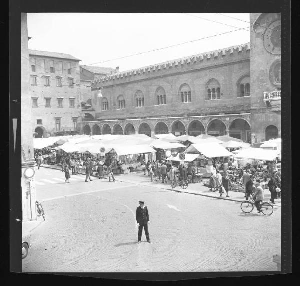 Mantova - Piazza delle Erbe - Mercato settimanale - Torre dell'Orologio - Palazzo della Ragione - Palazzo del Podestà