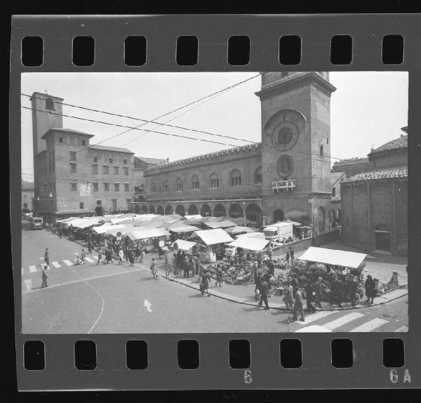 Mantova - Piazza delle Erbe - Mercato settimanale - Rotonda di S. Lorenzo - Torre dell'Orologio - Palazzo della Ragione - Palazzo del Podestà