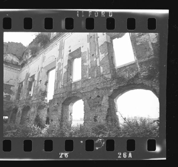 Porto Mantovano - Villa La Favorita - Interno della facciata - Rovine