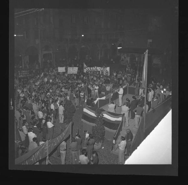 Ritratto di gruppo - Folla durante l'intervento dell' on. Gianni Usvardi - Manifestazione contro il colpo di stato in Cile - Mantova - Piazza delle Erbe