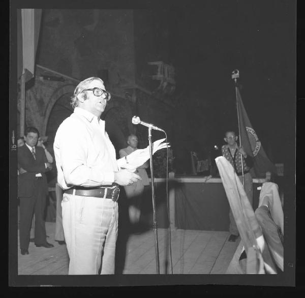 Ritratto maschile - Sindaco on. Gianni Usvardi - intervento durante la manifestazione contro il colpo di stato in Cile - Mantova - Piazza delle Erbe - Torre dell'Orologio