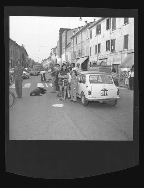 Incidente stradale - Arduini Ernesto investito da una Mini - Mantova - Corso Garibaldi