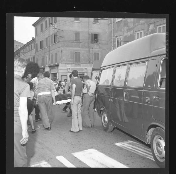 Incidente stradale - Intervento dell'ambulanza dei Vigili del fuoco - Mantova - Corso Garibaldi