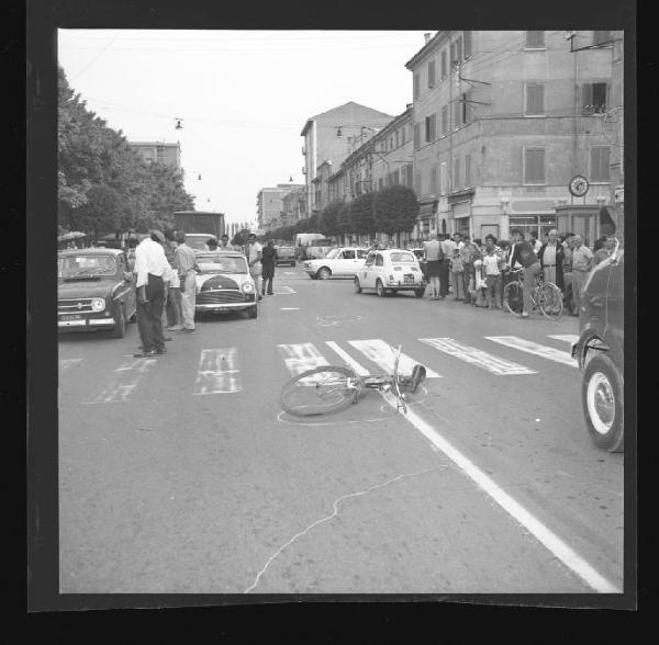 Incidente stradale - Rilievi dei Vigili urbani - Mantova - Corso Garibaldi - Bicicletta
