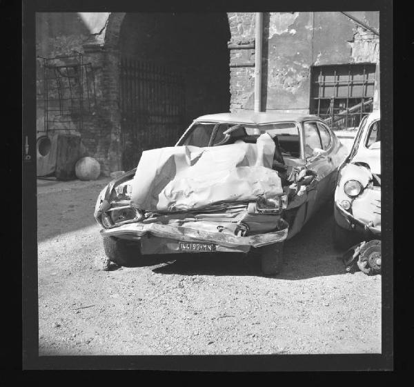 Incidente stradale - Ford Capri 1300 - Mantova - Caserma della Polizia Stradale