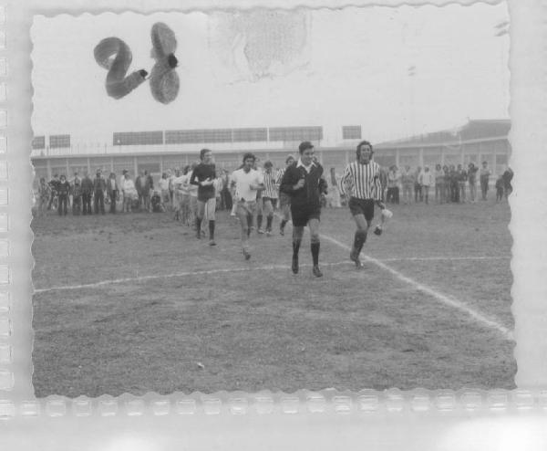 Ritratto di gruppo maschile - Torneo di calcio 1973 - Entrata in campo