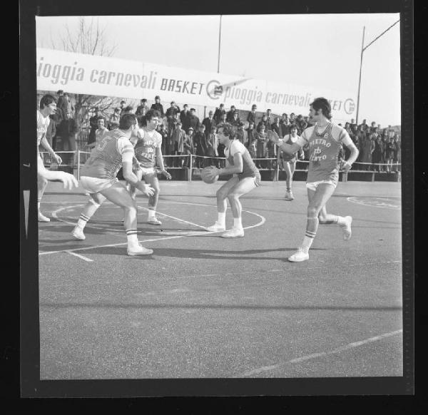 Ritratto di gruppo maschile - Momenti di gioco - Passaggio - Squadra bancolese Pioggia Carnevali - Porto Mantovano