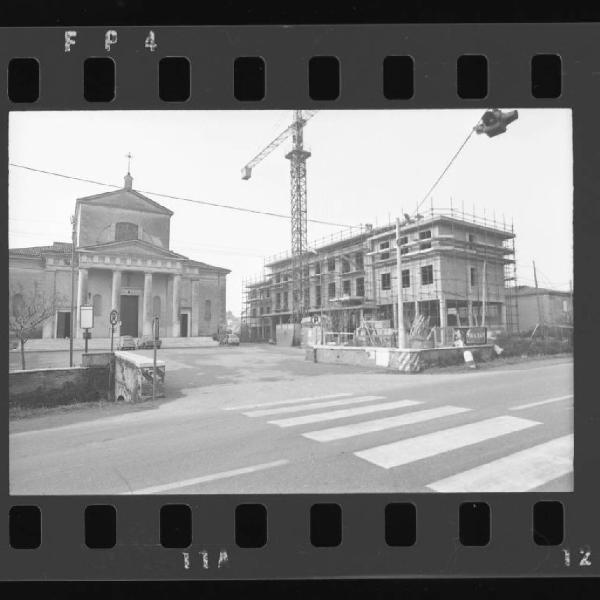 Costruzione di edifici - Porto Mantovano - S. Antonio - Piazzale S. Antonio - Chiesa