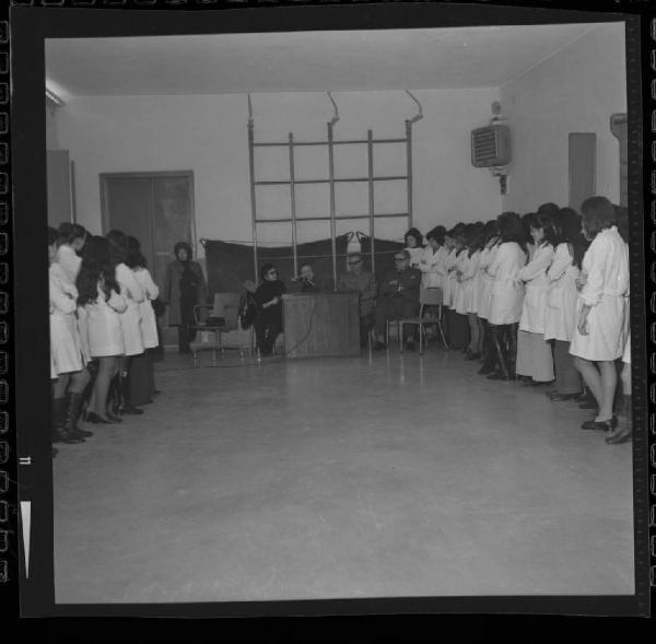 Ritratto di gruppo - Studentesse ad una conferenza - Mantova - Scuola Mantegna - Palestra