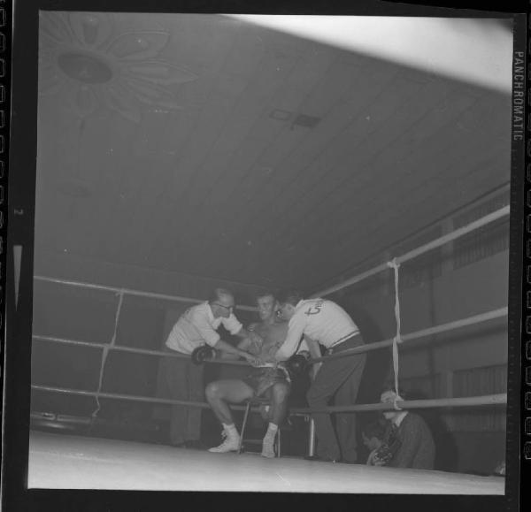 Ritratto di gruppo maschile - Pugili Boxe Mantova - Cerese - Ring del Faro della Danza - Bruno Mosca e assistenti