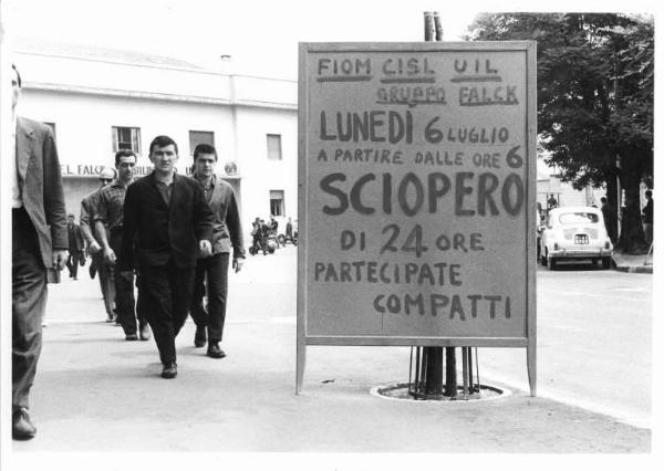 Sciopero di 24 ore dei lavoratori della Falck per il premio di produzione - Cartello di sciopero Fiom, Cisl, Uil davanti alla fabbrica - Lavoratori