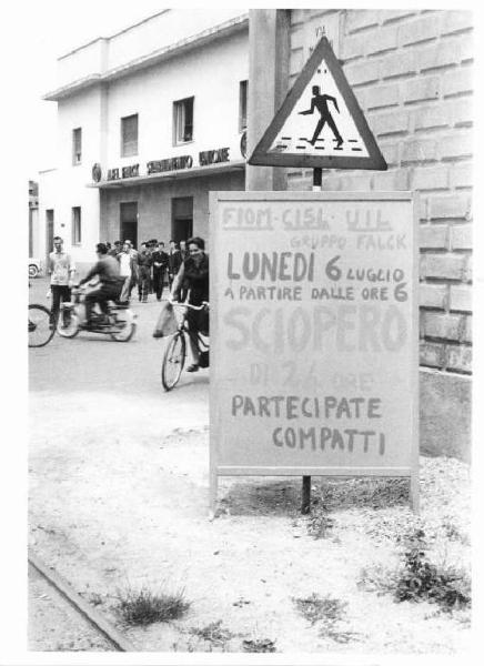 Sciopero di 24 ore dei lavoratori della Falck per il premio di produzione - Cartello di sciopero Fiom, Cisl, Uil davanti alla fabbrica - Lavoratori escono dalla fabbrica