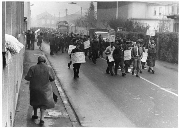 Sciopero dei lavoratori della Ceruti e Fargas contro i licenziamenti - Corteo da Bollate a Milano - Cartelli di protesta - Operai con tuta da lavoro