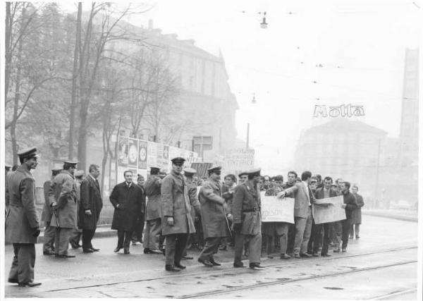 Sciopero dei lavoratori della Ceruti e Fargas contro i licenziamenti - Corteo da Bollate a Milano fermato dalla polizia - Cartelli di protesta