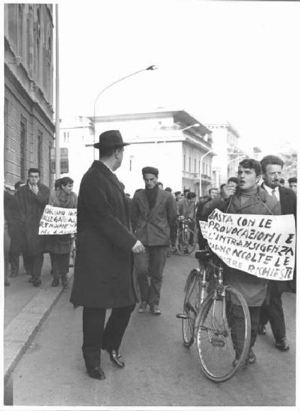 Sciopero dei lavoratori della Franco Tosi - Corteo - Cartelli di protesta