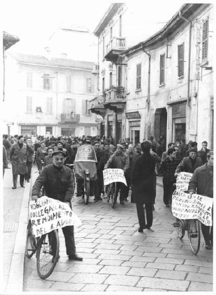 Sciopero dei lavoratori della Franco Tosi - Corteo - Cartelli di protesta - Operai con tuta da lavoro