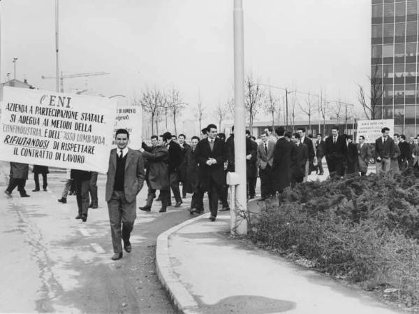 Sciopero dei lavoratori della Snam Progetti in difesa del contratto di lavoro - Corteo degli impiegati - Cartelli di protesta