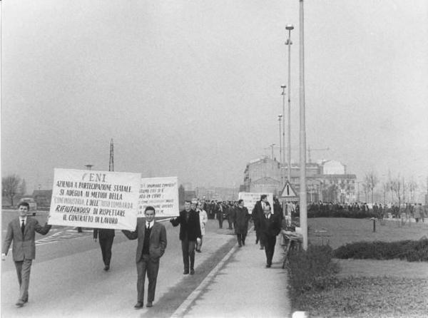 Sciopero dei lavoratori della Snam Progetti in difesa del contratto di lavoro - Corteo degli impiegati - lavoratori dell'Eni - Cartelli di protesta