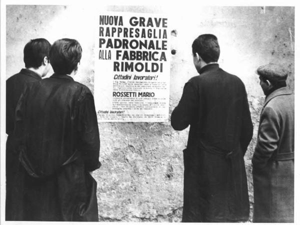 Sciopero dei lavoratori della Rimoldi contro la rappresaglia padronale - Operai leggono un manifesto di protesta appeso alla parete - Grembiule da lavoro