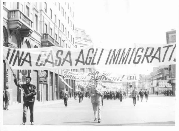 Manifestazione del primo maggio - Corteo - Spezzone lavoratori immigrati - Striscioni