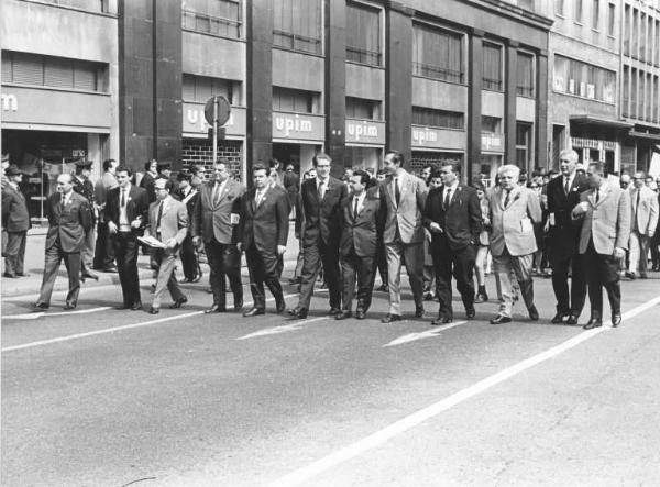 Manifestazione del primo maggio - Testa del corteo con i dirigenti della Fiom, da destra verso sinistra Walter Salvadori (terzo uomo), Leonardo Banfi (quinto uomo)