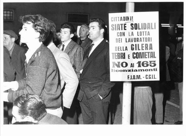 Sciopero dei lavoratori della Gilera contro i licenziamenti - Assemblea - Particolare: cartello di solidarietà della Fiom Cgil con la lotta dei lavoratori