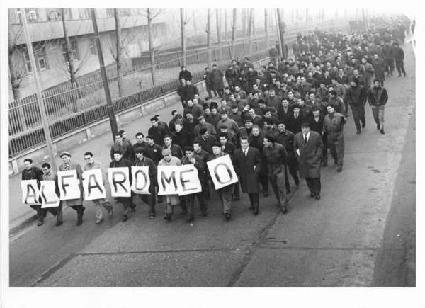 Sciopero dei lavoratori dell'Alfa Romeo - Testa del corteo - Operai con tuta da lavoro