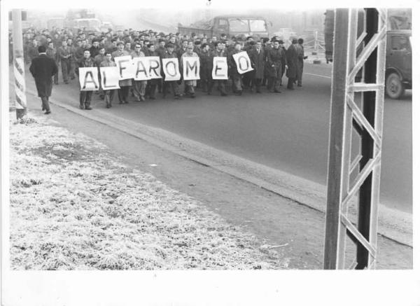 Sciopero dei lavoratori dell'Alfa Romeo - Testa del corteo - Operai con tuta da lavoro