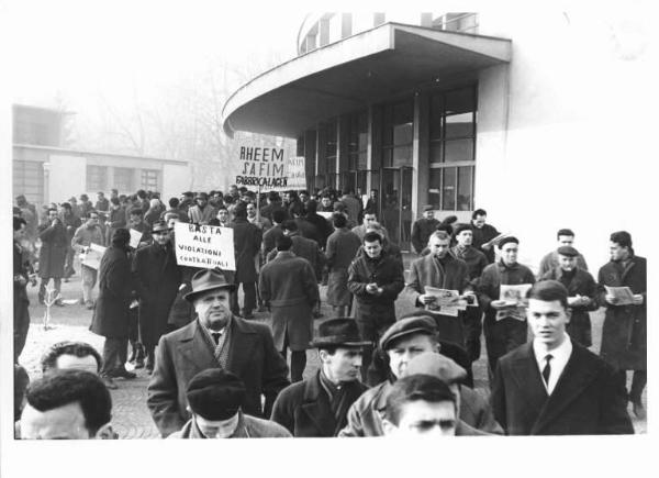 Palasport - Assemblea unitaria dei metalmeccanici - Lavoratori escono dal Palasport - Cartelli degli operai della Rheem Safim - Operai con tuta da lavoro