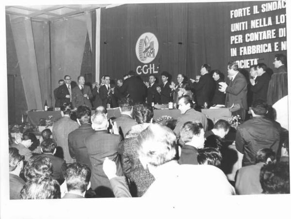 Camera del Lavoro - Salone "Di Vittorio" - Interno - VII Congresso provinciale dei metalmeccanici - Platea e relatori applaudono - Logo Fiom Cgil e parola d'ordine del congresso