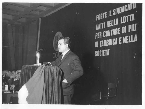 Camera del Lavoro - Salone "Di Vittorio" - Interno - VII Congresso provinciale dei metalmeccanici - Palco - Intervento di Giuseppe Sacchi - Logo della Fiom e parola d'ordine del congresso