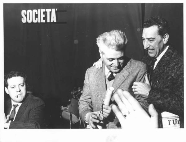 Camera del Lavoro - Salone "Di Vittorio" - Interno - VII Congresso provinciale dei metalmeccanici - Primo piano di Walter Salvadori, al suo fianco Sebastiano Zoli - Al tavolo della presidenza, Lauro Casadio