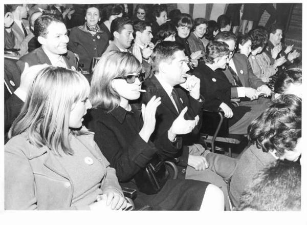 Camera del Lavoro - Salone "Di Vittorio" - Interno - Serata della canzone popolare - Spettacolo - Platea con il pubblico