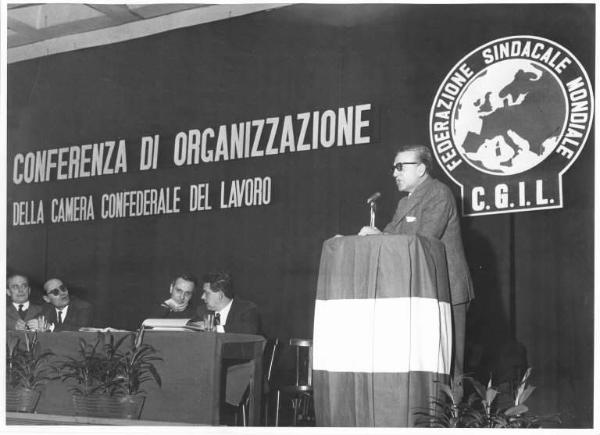 Camera del Lavoro - Salone "Di Vittorio" - Interno - Conferenza di organizzazione della Camera Confederale del Lavoro - Palco - Oratore al microfono - Tavolo della presidenza - Stemma della Cgil e parola d'ordine della manifestazione