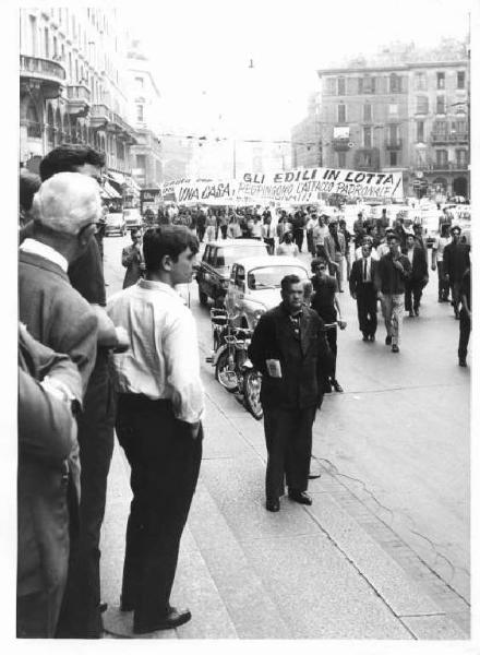 Sciopero dei lavoratori edili - Corteo - Striscione - Passanti