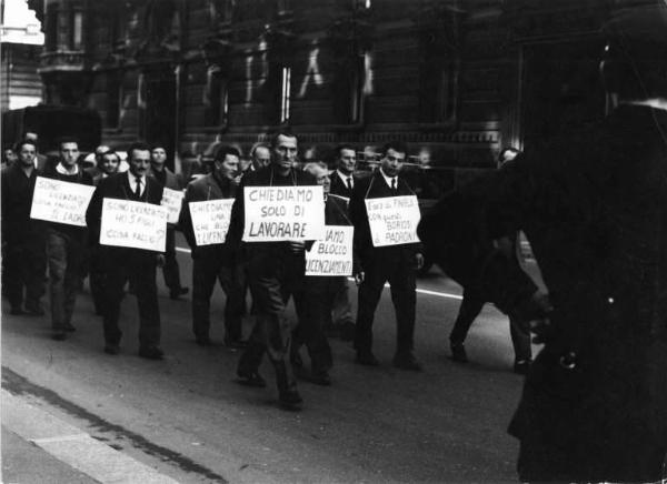 Sciopero dei lavoratori delle Acciaierie Elettriche di Sesto San Giovanni contro i licenziamenti - Corteo lungo le strade di Milano - Carabiniere osserva il corteo