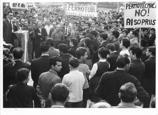 Telemeccanica - Occupazione della fabbrica - Comizio - Pierre Carniti al microfono - Operai - Tra gli striscioni "Ferrotubi - Uniti si vince"