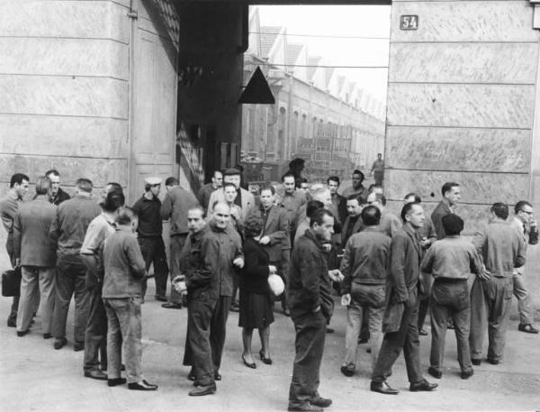 Sciopero dei lavoratori della Cge per l'ambiente di lavoro contro la minaccia di licenziamenti - Operai davanti alla fabbrica - Ingresso della fabbrica e veduta sull'interno - Operai con tuta da lavoro