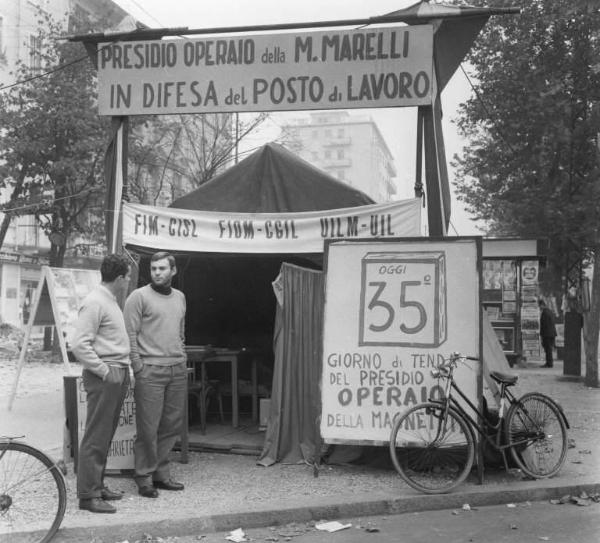 Magneti Marelli - Presidio operaio davanti alla fabbrica in difesa del posto di lavoro - Tenda dei lavoratori, 35° giorno di presidio - Striscione Fim Cisl, Fiom Cgil, Uilm Uil