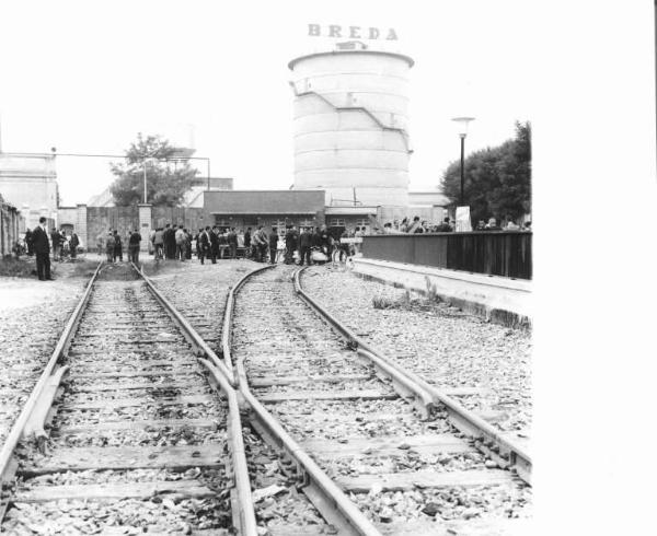 Sciopero dei lavoratori della Breda - Picchetto davanti alla fabbrica - Cartello di sciopero Fiom - Biciclette e motorini - Insegna Breda