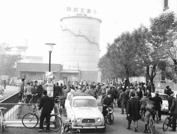 Sciopero dei lavoratori della Breda - Picchetto davanti alla fabbrica - Cartello di sciopero Fiom e Fim Cisl - Biciclette e motorini - Insegna Breda