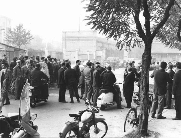 Sciopero dei lavoratori della Breda - Picchetto davanti alla fabbrica - Schieramento delle forze dell'ordine - Biciclette e motorini