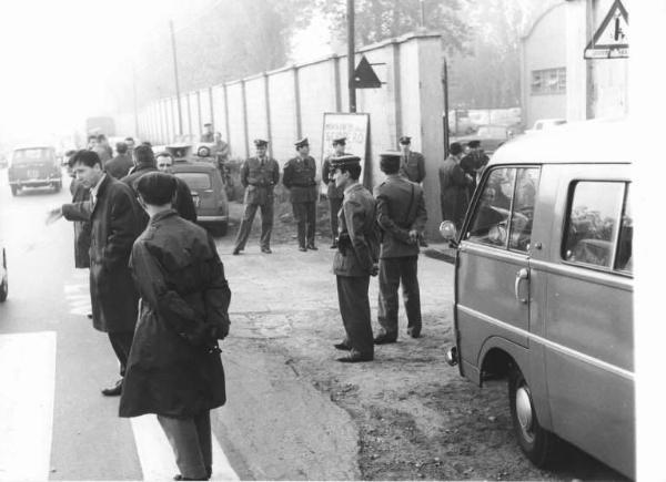 Sciopero dei lavoratori della Magneti Marelli - Picchetto davanti alla fabbrica - Schieramento delle forze dell'ordine - Cartello di sciopero