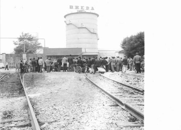 Sciopero dei lavoratori della Breda - Picchetto davanti alla fabbrica - Biciclette e motorini - Insegna Breda