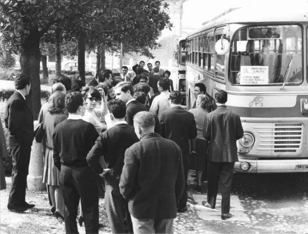 Incontro giovani metallurgici di Milano e di Reggio Emilia - Giovani davanti al pullman