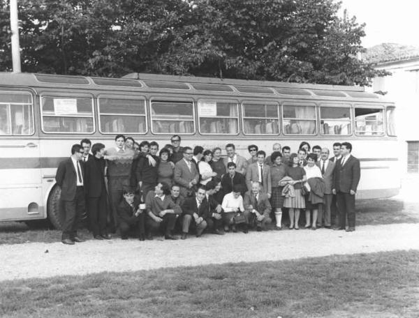 Incontro giovani metallurgici di Milano e di Reggio Emilia - Foto di gruppo davanti al pullman