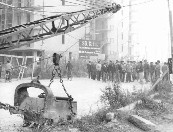 Sciopero dei lavoratori edili - Presidio degli operai della Socil davanti al cantiere - Gru